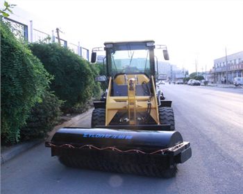 無塵清掃機(jī)廠家：億龍教你選購好的掃路車！